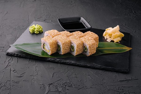 Quels sont les conseils pour des sushis maki parfaits avec riz vinaigré et garniture au choix ?